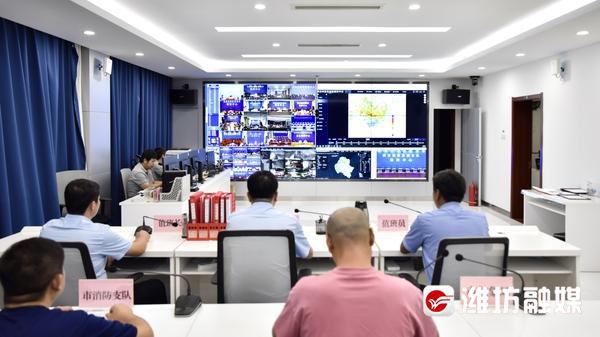 防汛常規(guī)物資中主要包含麻袋吸水膨脹袋,無紡布吸水膨脹袋,防汛沙袋,防汛噸袋,防汛編織袋,雨衣,雨靴,雨傘,彩條布,工兵鏟,十字鎬,八磅錘,應(yīng)急救生包等。